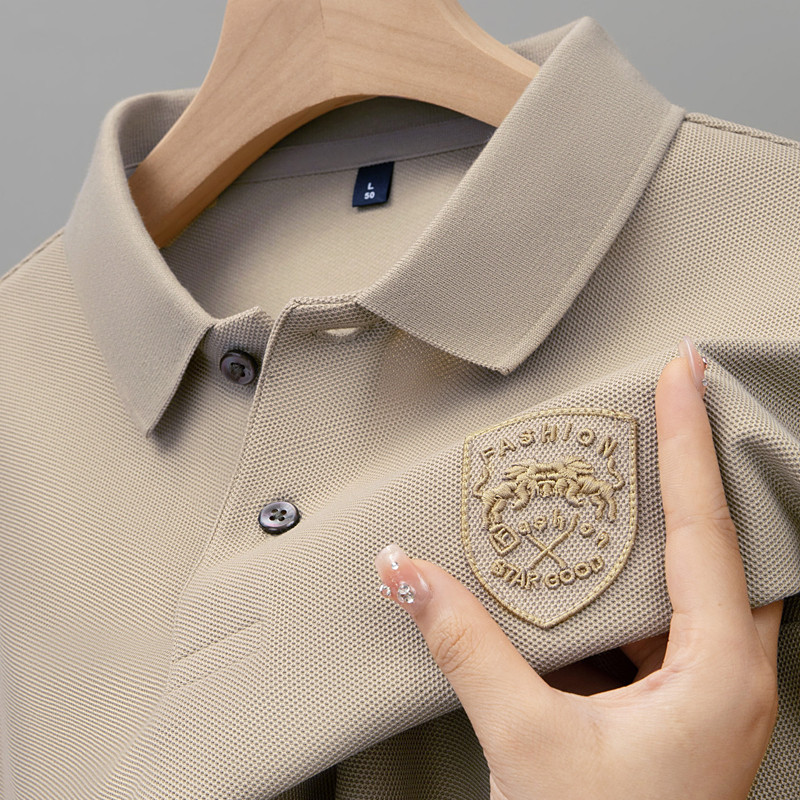 Camisa Polo de colheita de vazamento de manga curta masculina verão solto negócios High-End lapela bordado frisado seda 