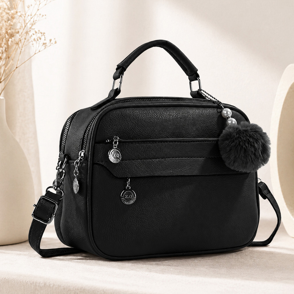 bolsa feminina transversal marrom com pompom alça de mão e varios compartimentos couro sintético para dia a dia