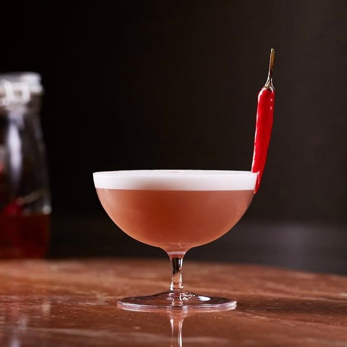 Bar reunindo copo de martini clássico de perna baixa, copo de coquetel de pé curto, copo de martini, bola de gelo, vidro