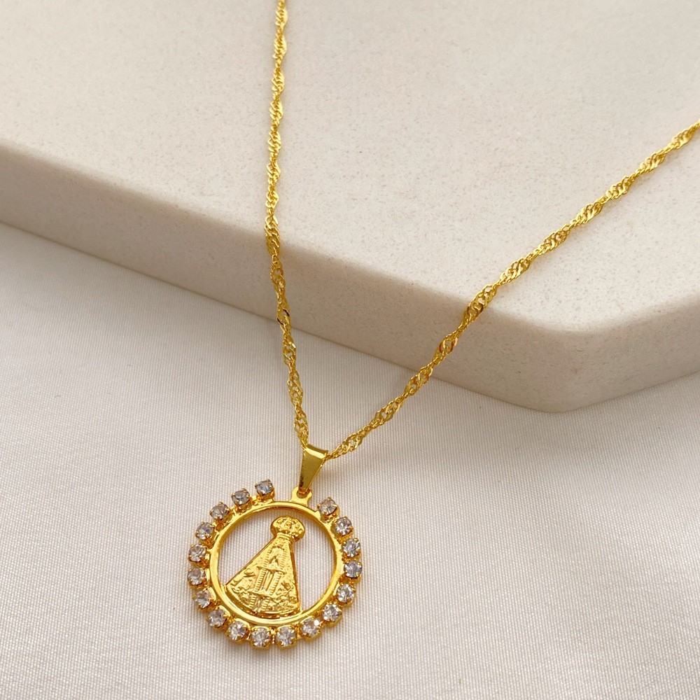 Colar corrente singapura e pingente de medalha Nossa Senhora Aparecida com strass ao redor folheado a ouro 18k