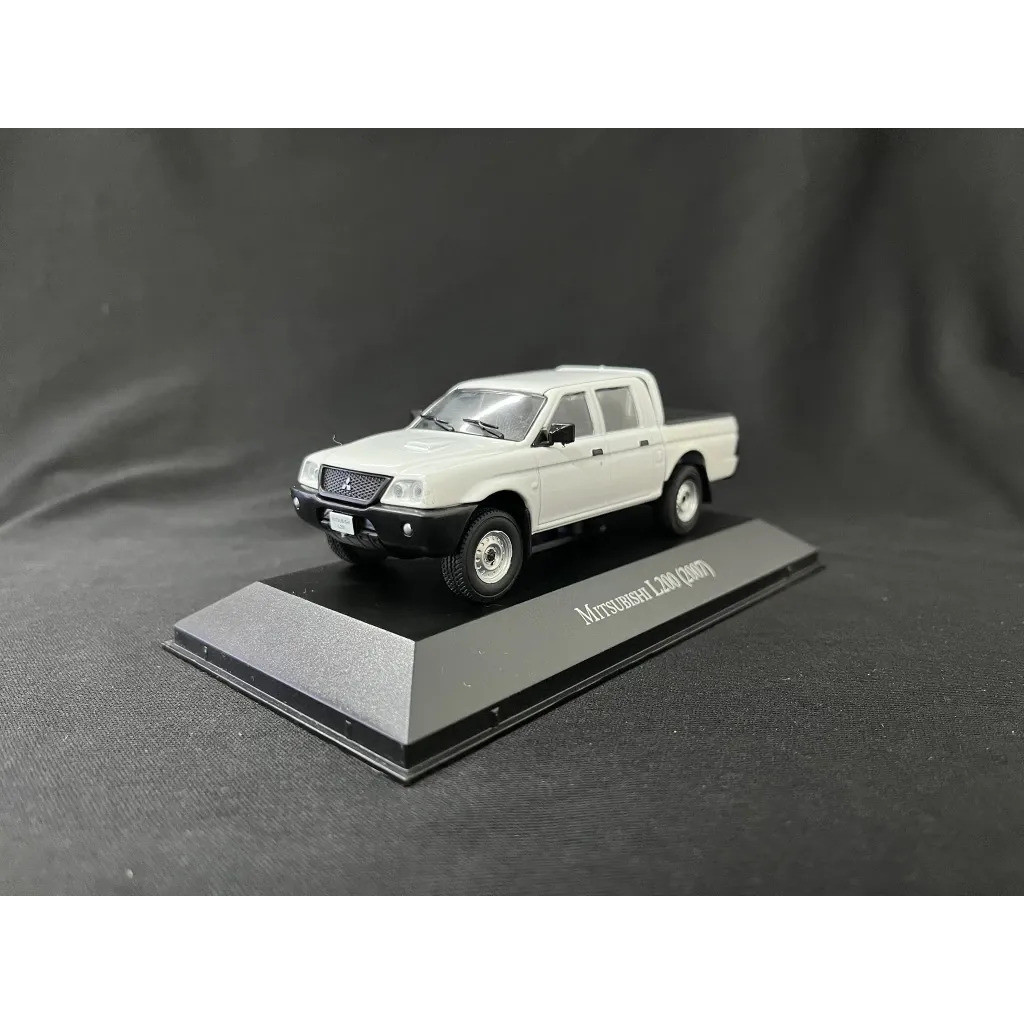 Miniatura Mitsubishi L200 2007 1:43 Ixo Branco