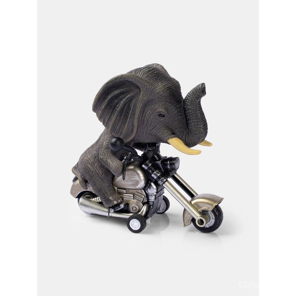 Que divertimento! A alegria de estar sozinho! Olhe para o elefante andando em sua adorada motinha, um brinquedo de anima