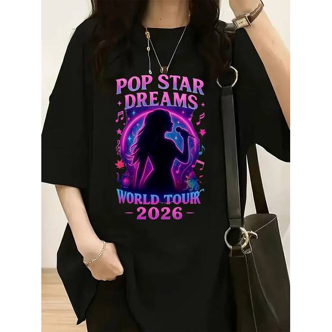 Camiseta Feminina Frase Pop Star Dreams World Tour 2026 Microfone Notas Musicais Estrelas Estilosa Confortável Divert...
