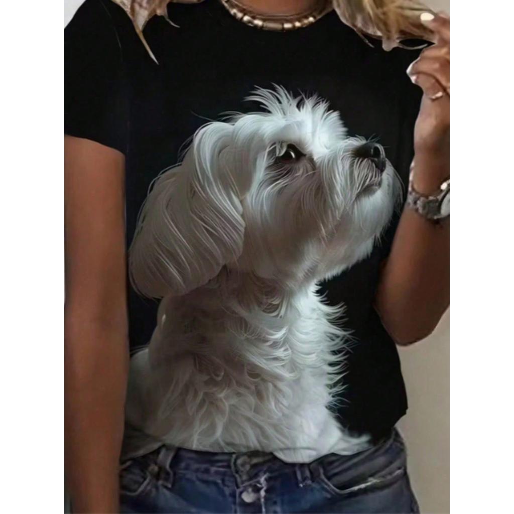 Blusinha feminina 100% algodão, camiseta t-shirt com estampa realista de cachorrinho branco em destaque, trazendo