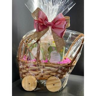 PRESENTE DE BEBÊ CESTA KIT CARRINHO DE BEBÊ EM VIME COM NATURA MAMÃE BEBÊ (3 PRODUTOS)
