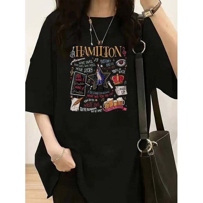 Camiseta Feminina Hamilton Musical Estampa Pentagramas Silhuetas Estilosa Confortável Elegante Moda Casual