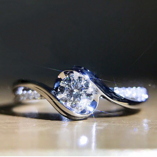 Anel de diamante torcido ondulado, muito vendido, em prata 925 incrustada com diamantes de imitação, anel elegante para