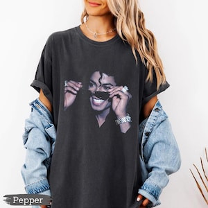 Camiseta Unissex Oversized Plus Size Feminina Masculina Estampa Michael Jackson Com Óculos e Joias  Streetwear Vintage