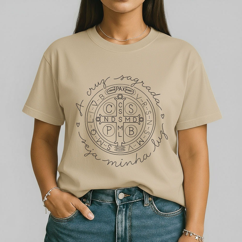 Camisa Feminina Cruz de São Bento Camiseta Católica Proteção e Fé 100% Algodão Confortável