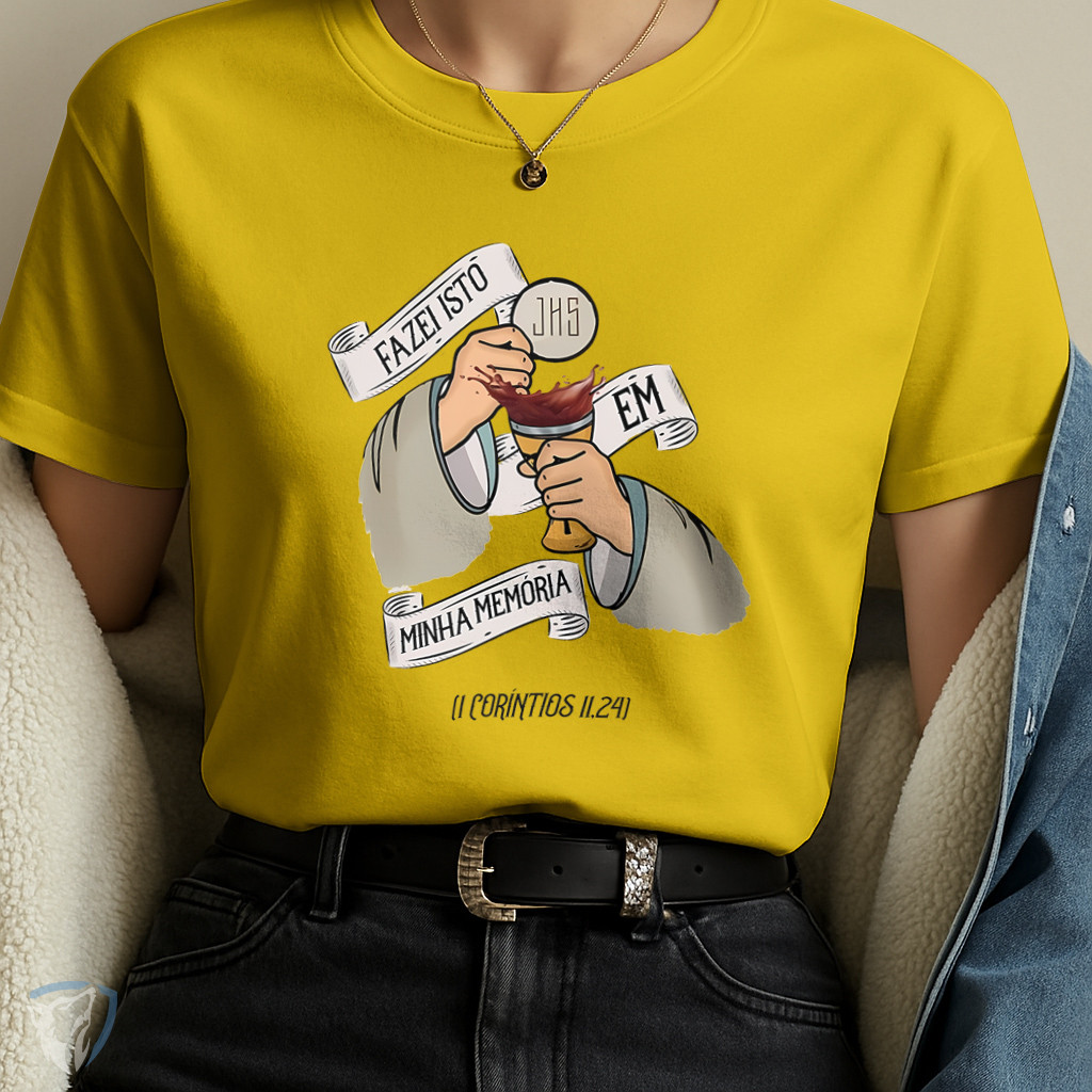 T-Shirt Estampada Fé – Hóstia JHS e Cálice com Sangue de Cristo