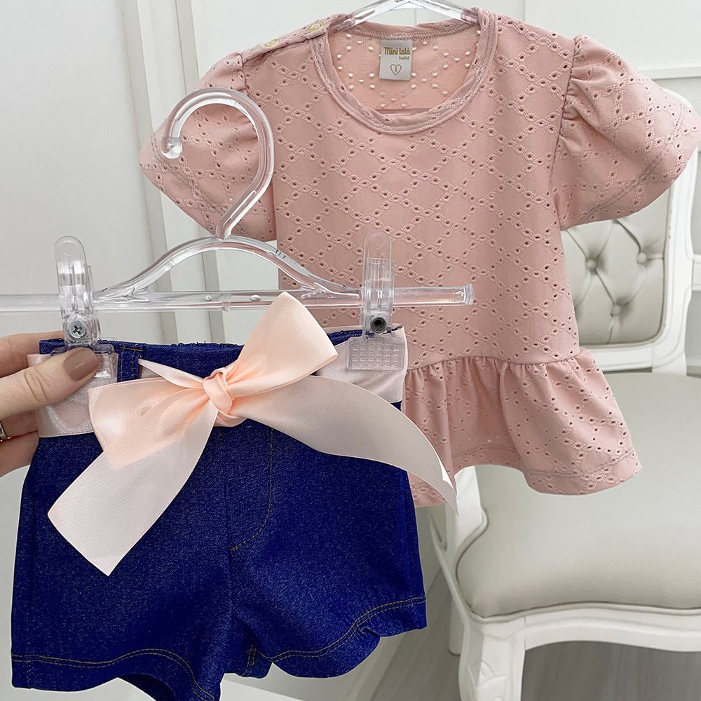 Conjunto Infantil Bebê Blusa em Laise Nude Peplum com Shorts Jeans Cinto Cetim