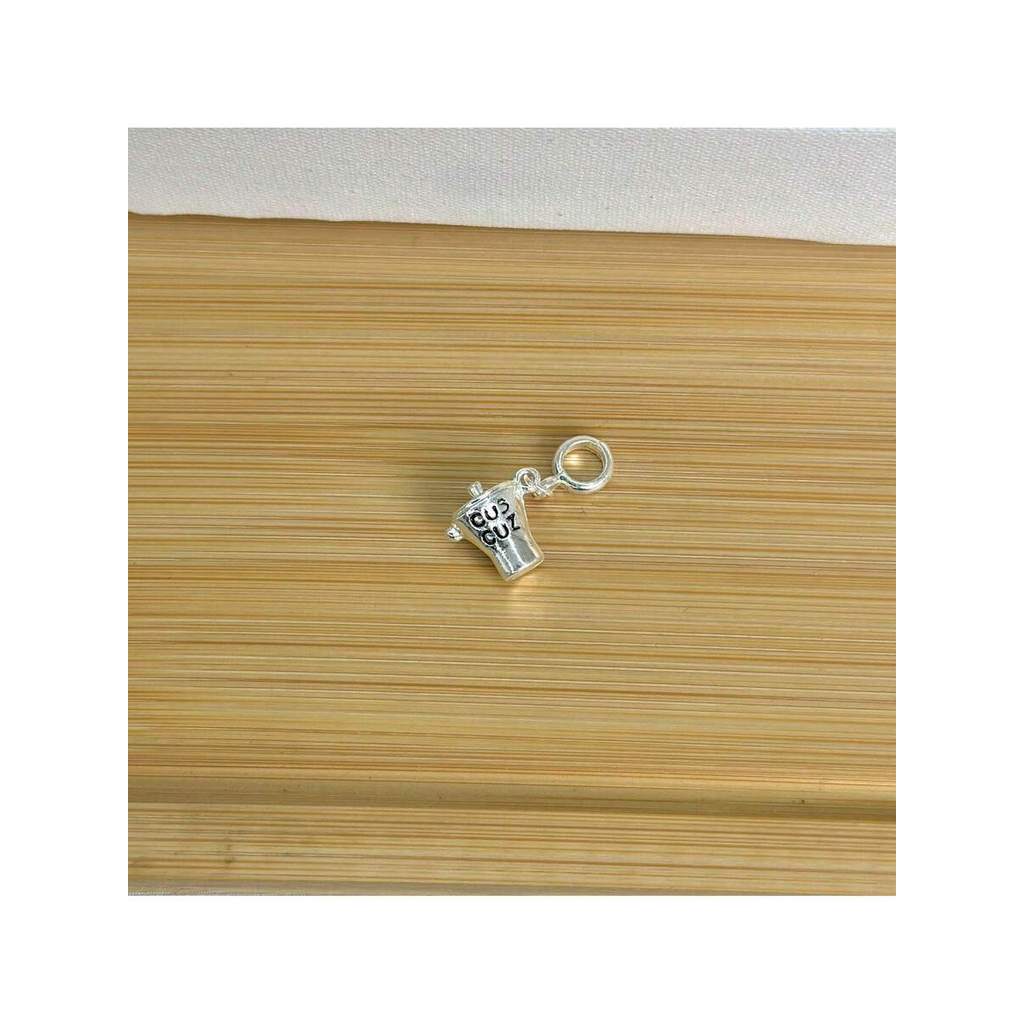 Berloque panela de cuscuz - Banhado a prata, com garantia