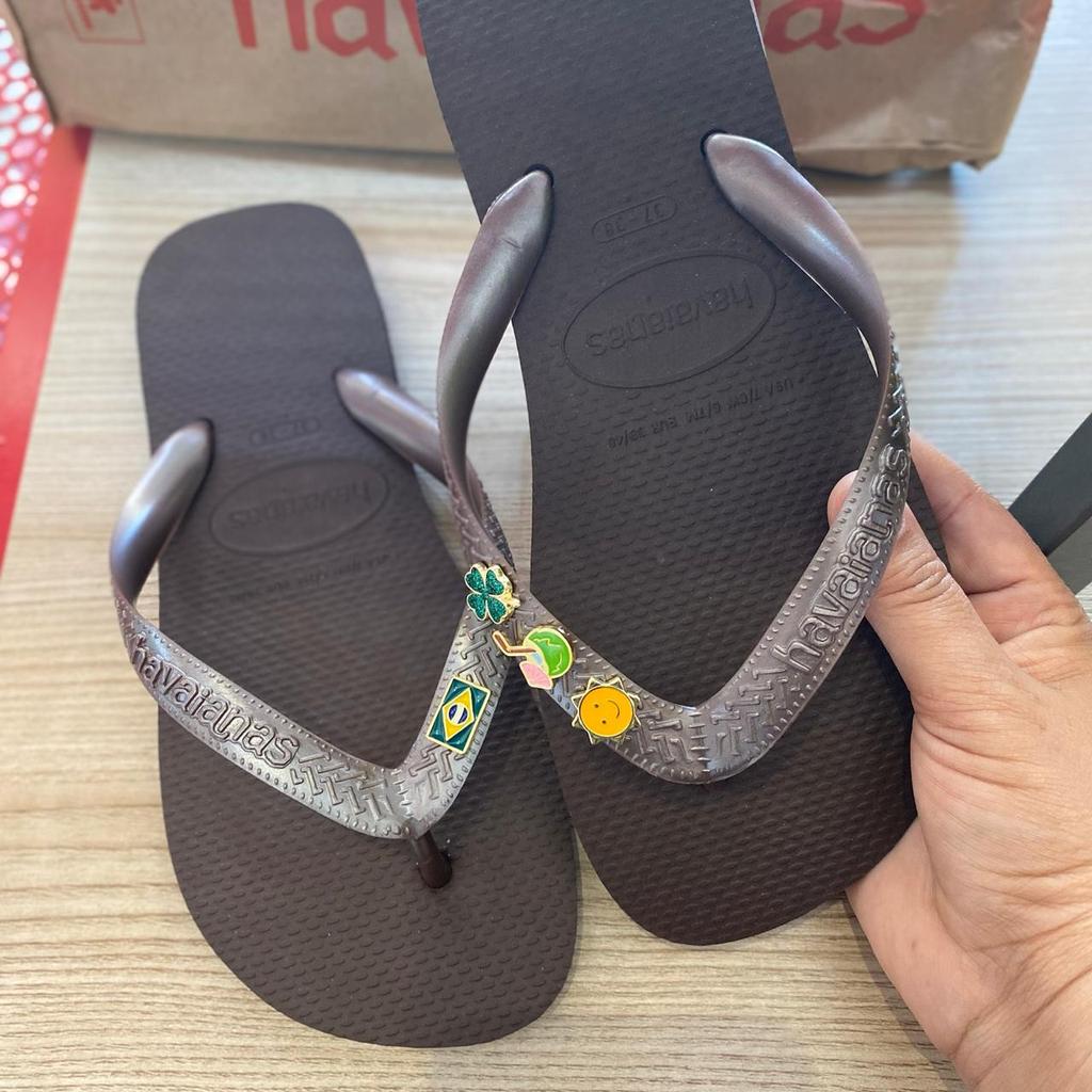 Chinelo Havaianas top Café (macio)  com pingente Trevo +Coco +Sol+Bandeira