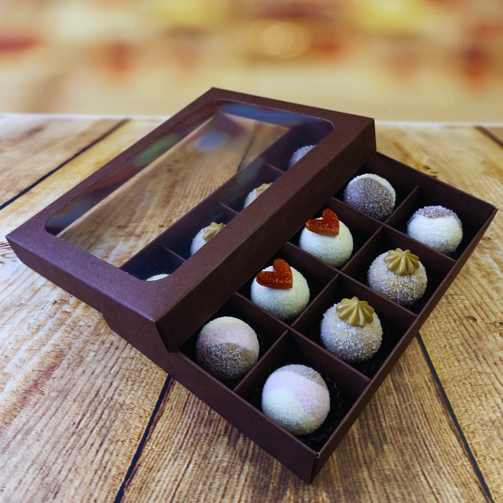 20 CAIXA P/12 DOCES COM BERÇO E VISOR MARROM REF-556 JOY PACK em Oferta na Shopee