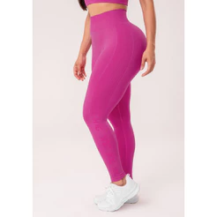 LEGGING FITNESS FEMININA COM DETALHE LOGOMANIA E MODELA BUMBUM SEAMLESS+ DLK