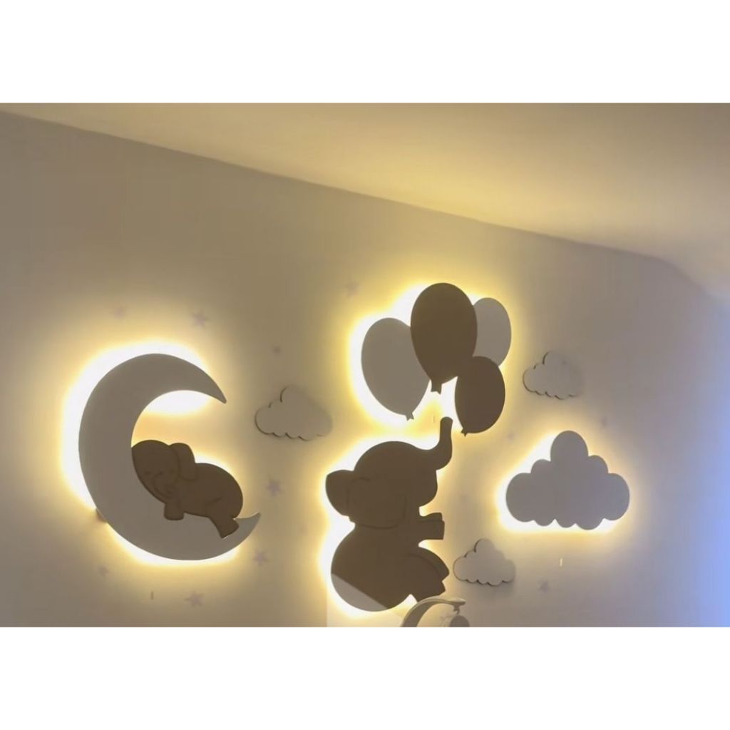 Luminária Infantil Elefante com Balões, Lua e Nuvens em MDF | Placa Luminosa Decorativa 40x40cm | Painel Luminoso Quarto