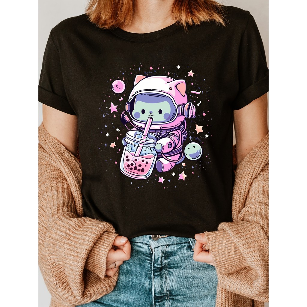 Camiseta Feminina Kawaii Astronauta Gato Bubble Tea Espaço Estrelas Planetas Fofa Estilosa Confortável Casual