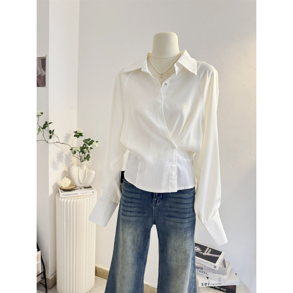 Camisa francesa de cintura estreita branca de manga comprida feminina 2025 outono Design nicho moda curta cetim camisa p