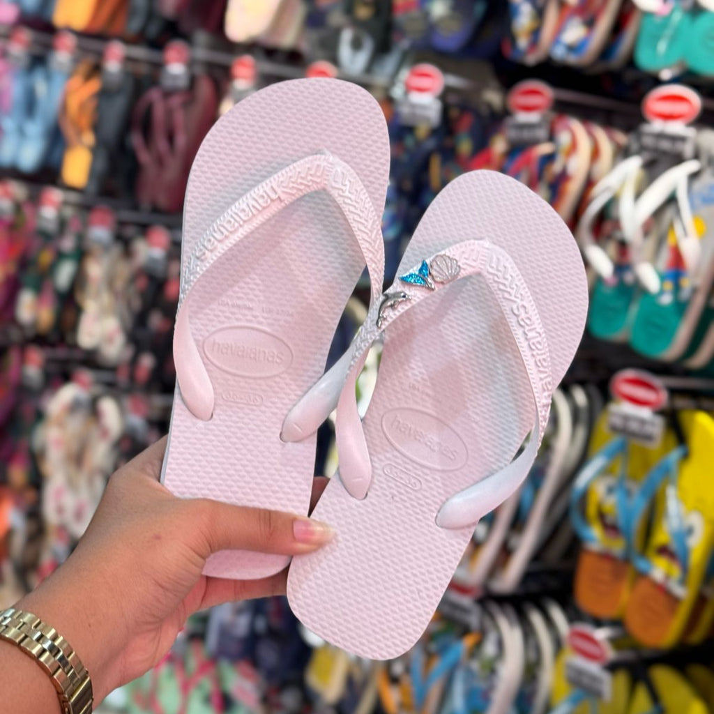 Chinelo Havaianas Top + Pin Concha, Golfinho e Sereia em Oferta na Shopee