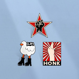 Engraçado Honk Pato Esmalte Pino Punho Estrela Pentagrama Broche Dos Desenhos Animados Emblemas Animais Acessórios De Ro em Oferta na Shopee