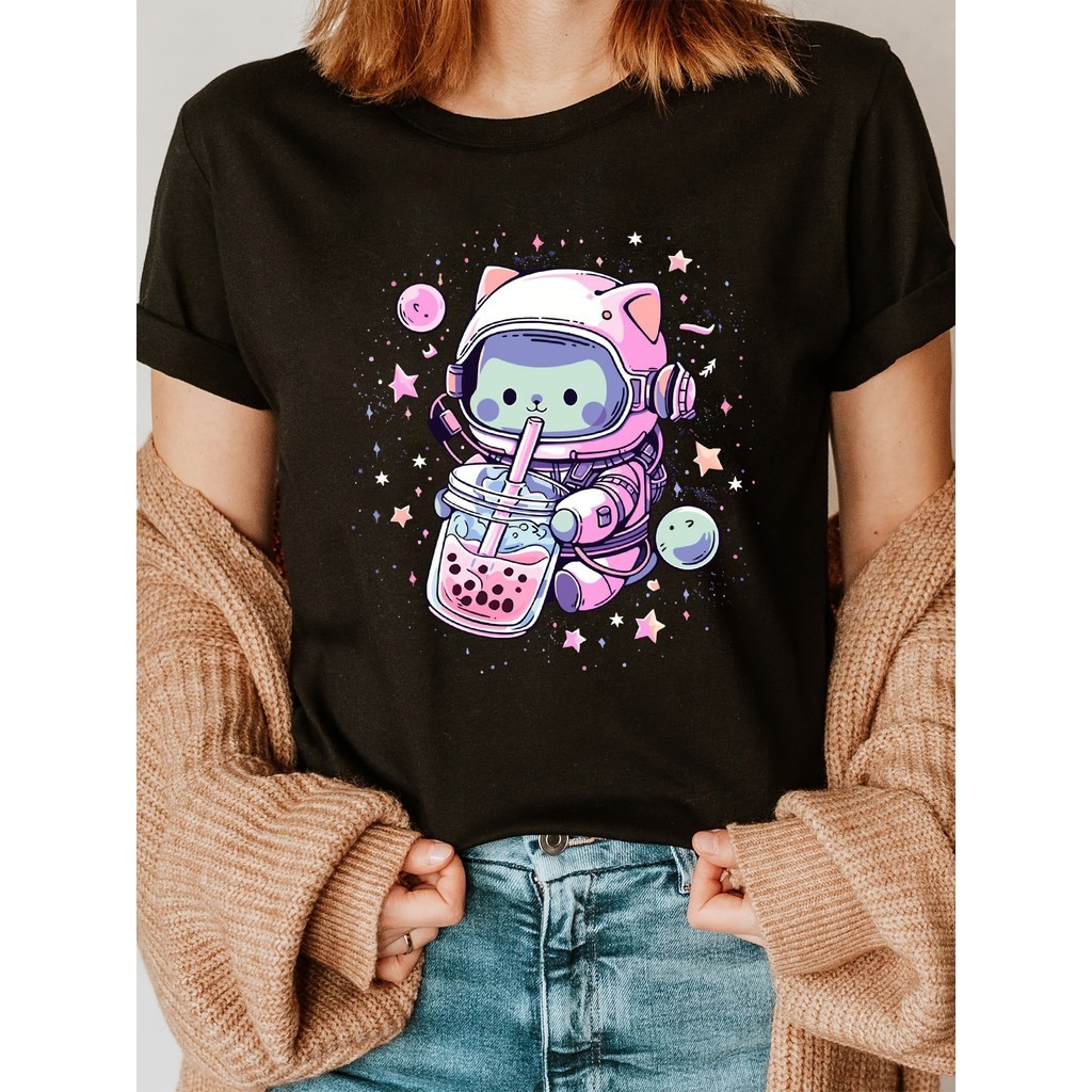 Camiseta Feminina Kawaii Astronauta Gato Bubble Tea Espaço Estrelas Planetas Fofa Estilosa Confortável Casual