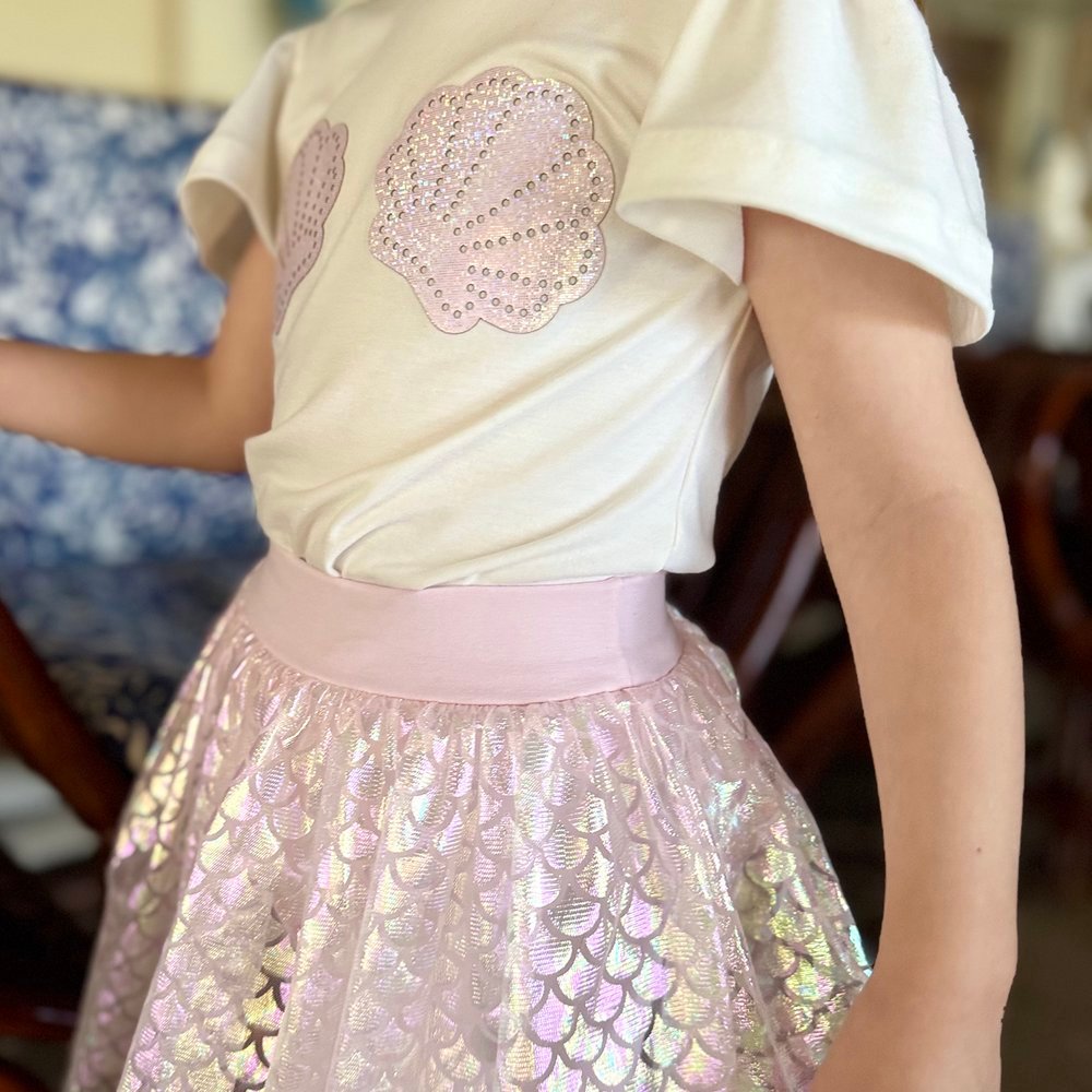 Conjunto Infantil Blusa Manga Curta Bordado Concha Holográfico Shorts Saia Sereia Holográfico Rosa