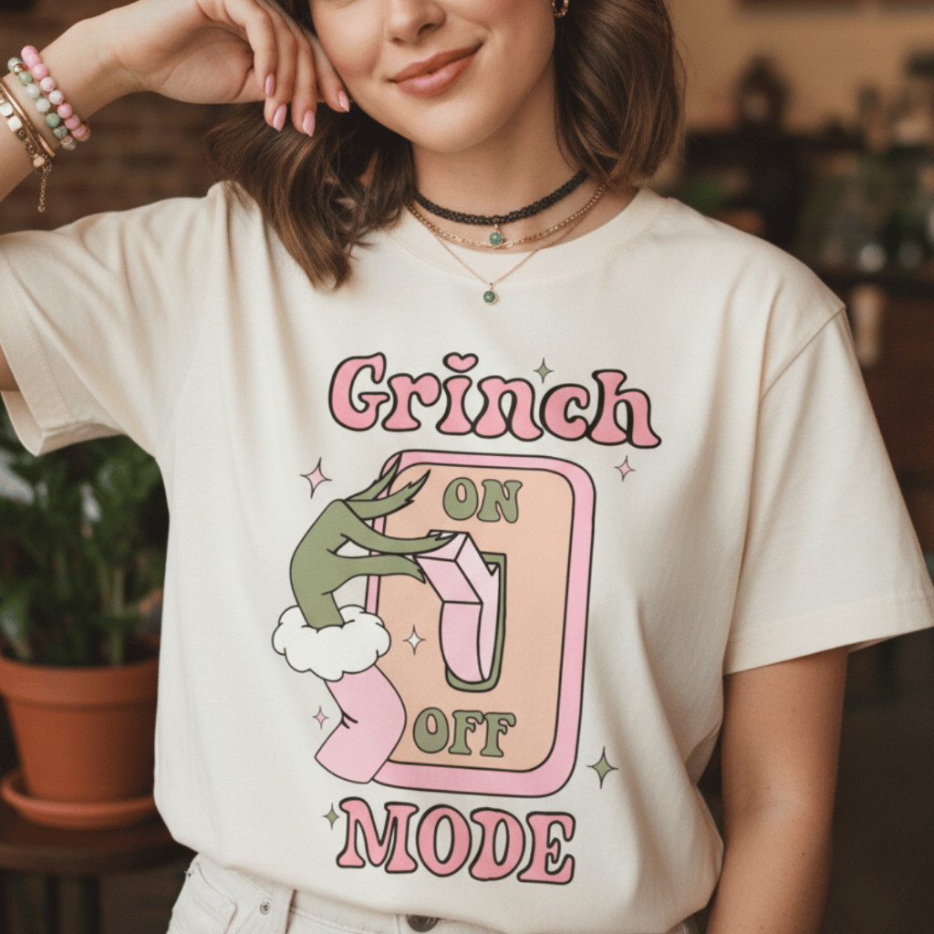 [Camiseta Premium em Algodão Puro]SISI Camiseta Natalina Grinch Mode On Vintage Merry Christmas Camisa Grinch Natal