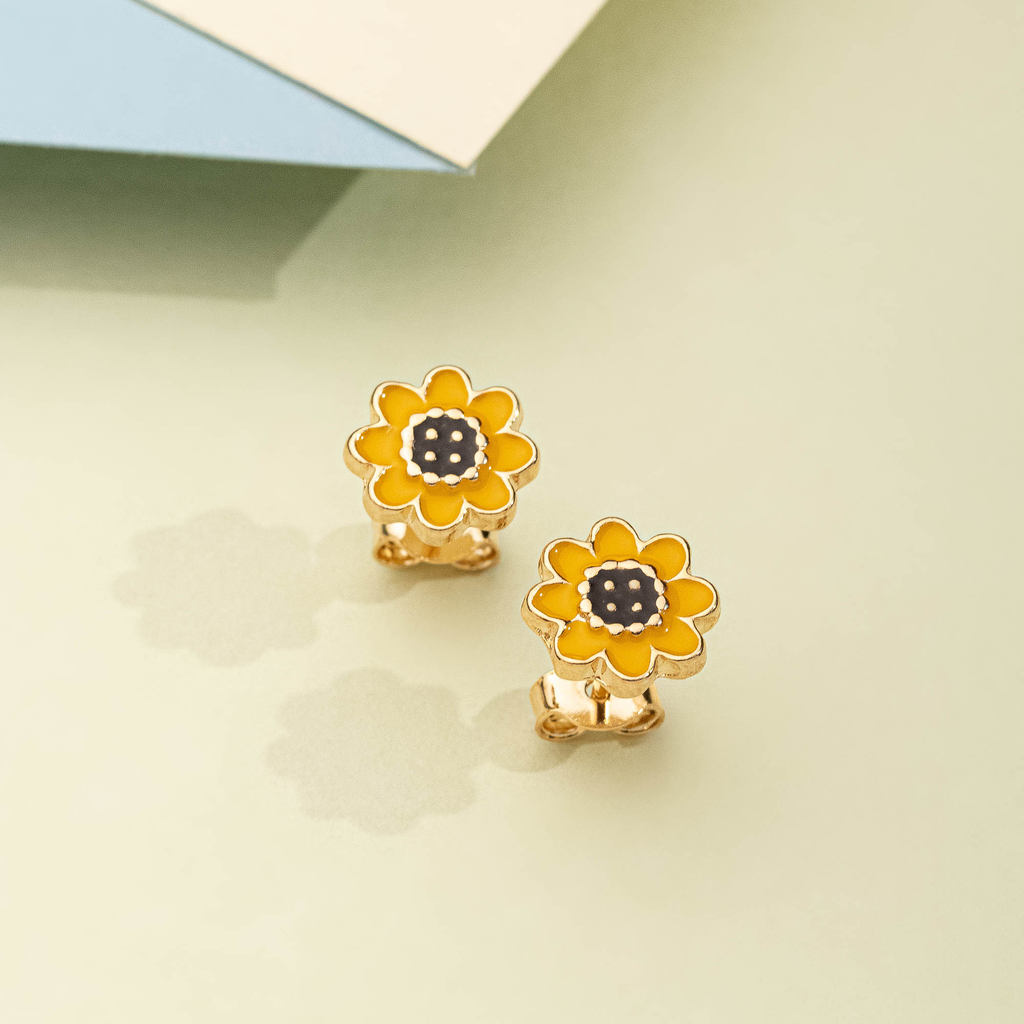 Brinco Infantil Flor Margarida Semijoia – Brinco Dourado Antialérgico Delicado