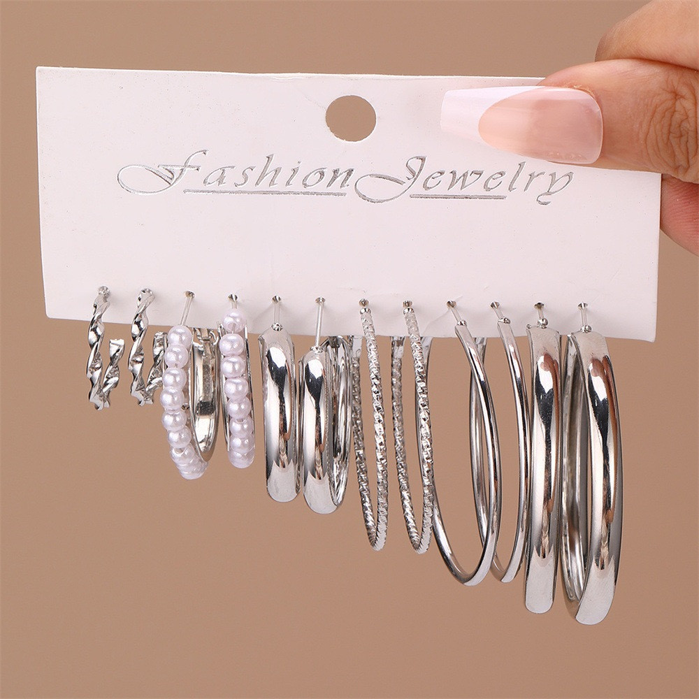 Um conjunto de 6 brincos de metal ou pérola com formato geométrico, em ouro ou prata, que exalam elegância e estilo. em Oferta na Shopee