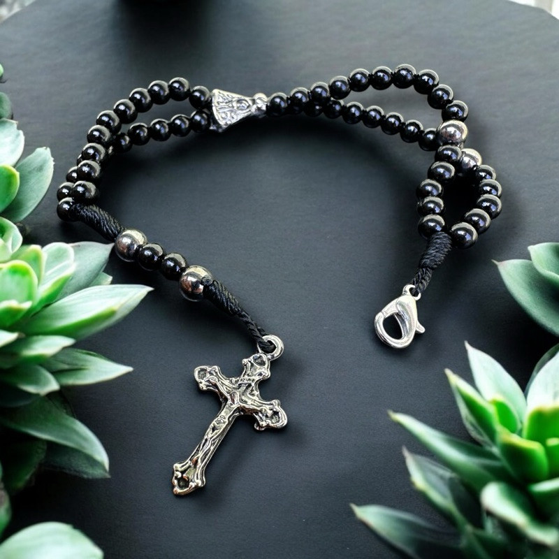 Terço de Pulso Pulseira Nossa Senhora Aparecida e São Bento Pérola Preta e Branca Terço Pulseira Com Fecho