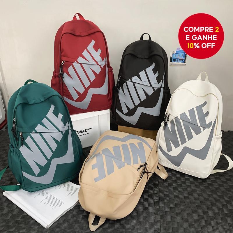 Mochila urbana grande, versátil e com múltiplos compartimentos, ideal para escola, laptops e esportes.