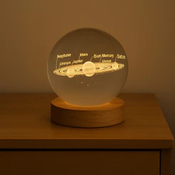 Luminária Crystal Ball 6cm com Base de Madeira – Esfera Decorativa 3D com Luz Quente