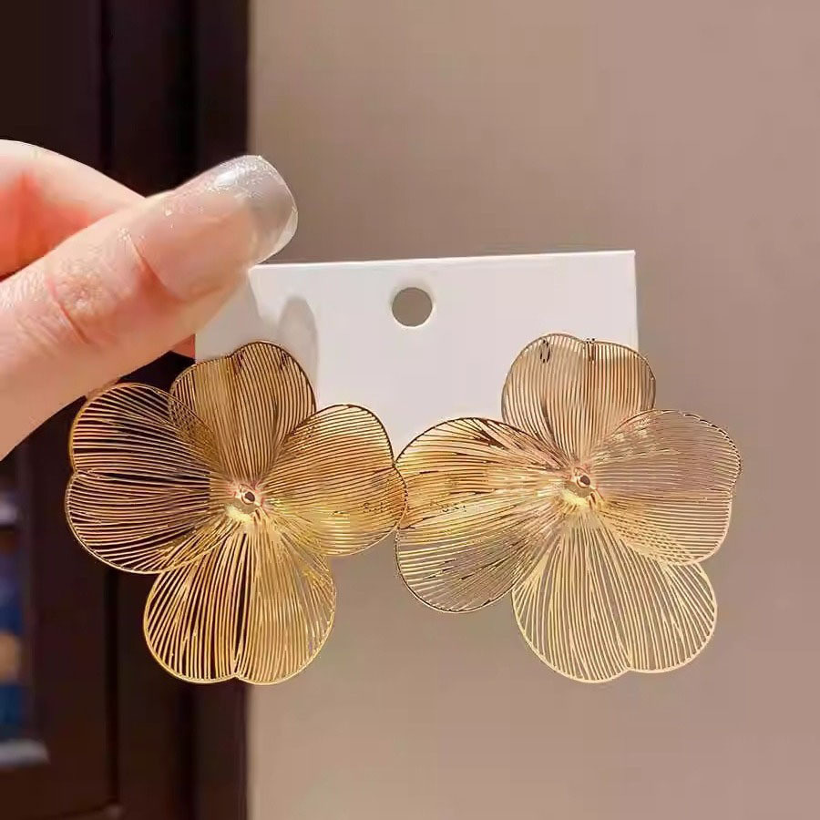Brincos de flor grande de Metal exagerado estilo legal brincos de flores elegantes Design de nicho brincos de alta quali em Oferta na Shopee