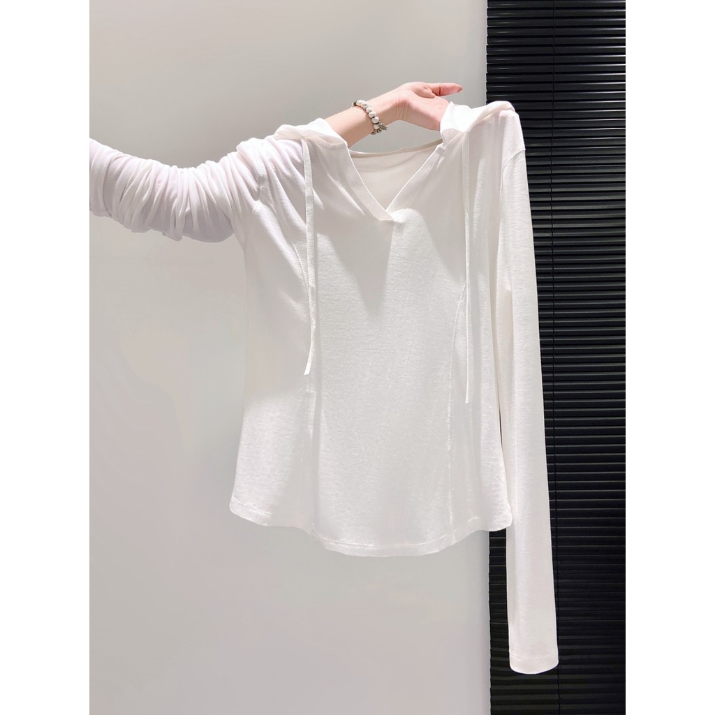 Camiseta branca com capuz de manga comprida roupa exterior feminina 2026 outono novo estilo fino ajuste mais magro olhar