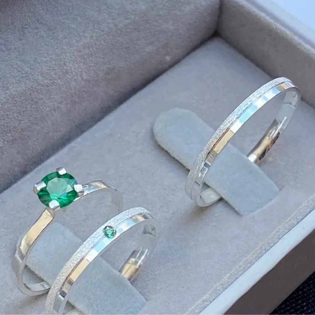 Alianças de Namoro e Compromisso em Prata950 cravejada pedra verde 2mm Fina  e Anel Solitário verde em Oferta na Shopee