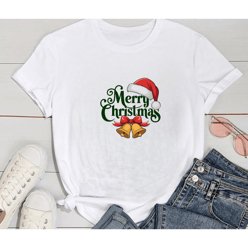 Camiseta Adulto Natalina Merry Christmas com Sino e Gorro de Papai Noel na cor Branca