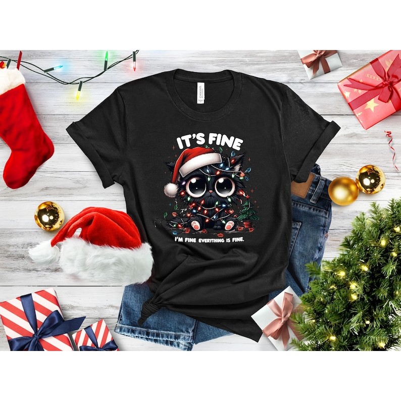 Camiseta Preto Unissex, Design de Gato Preto Natalino com Texto IT'S FINE I'M FINE EVERYTHING IS FINE Estilo Humorístico