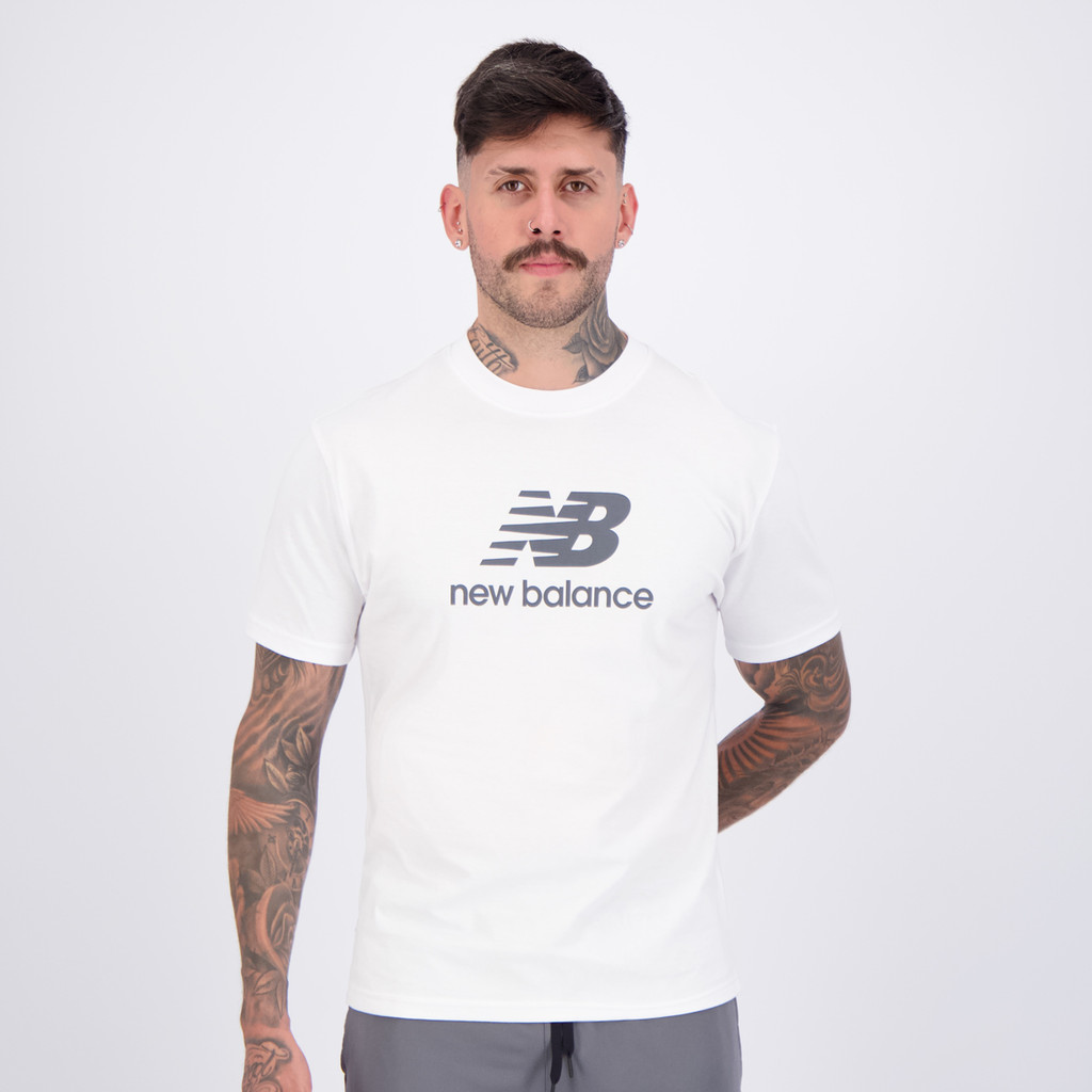Camiseta New Balance Essentials Branca e Preta em Oferta na Shopee