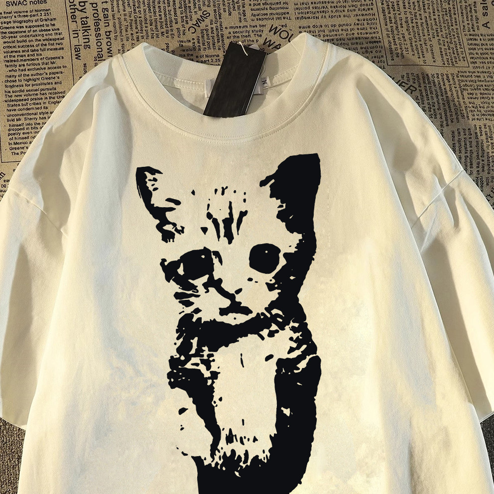 Camiseta Unissex Branca Oversized "Gato Estilo Grafite Preto e Branco Minimalista Atrevido"