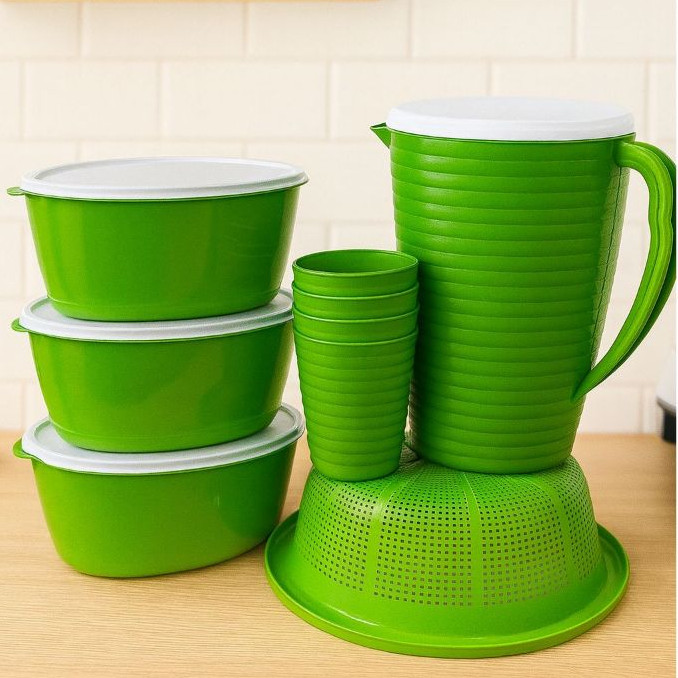 Pote plástico 3 potes  + 1 escorredor  + 4 copos + 1 jarra para  Utilidades do lar  Kit com 9 peças