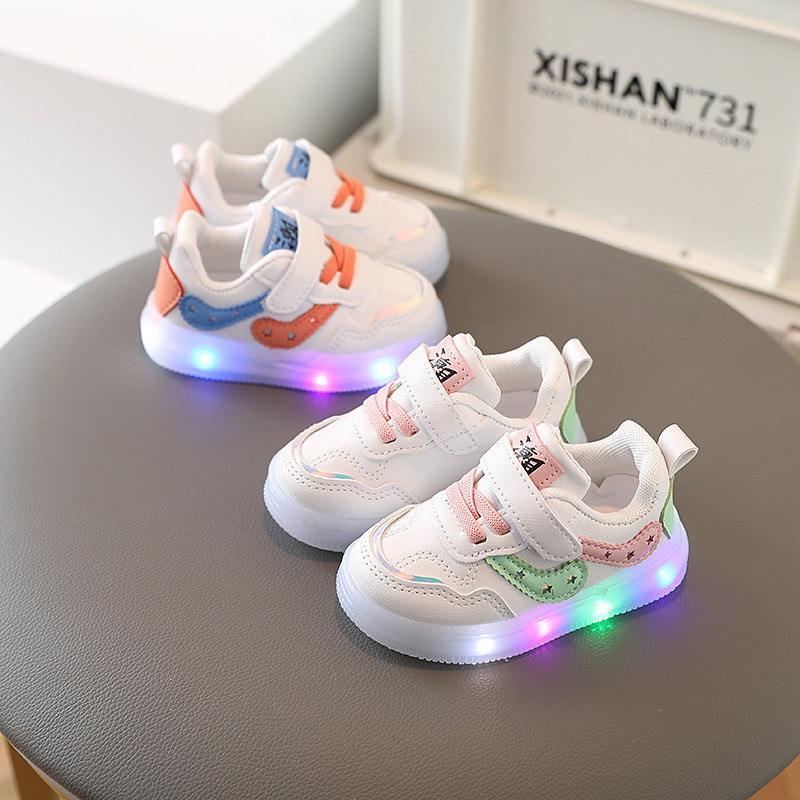 Tênis infantil 0-8 anos de bebê Calçados infantis Menino Menina Luzes LED Sapatos casuais Leve e macio
