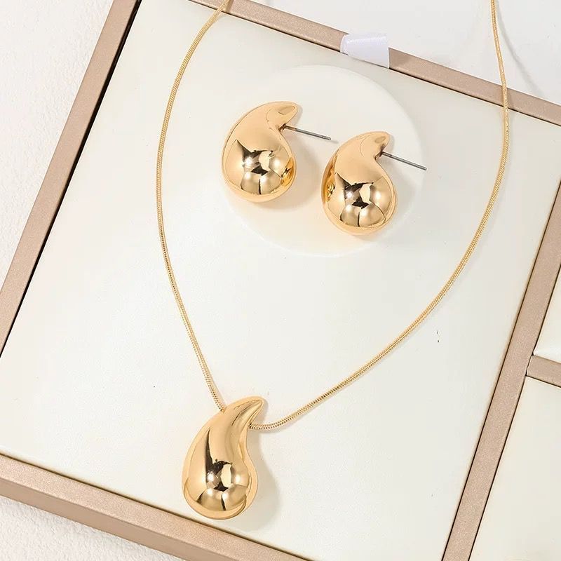 Conjunto Feminino de Colar e Brincos – Pingente Gota Moderna, Estilo Minimalista e Dourado Elegante