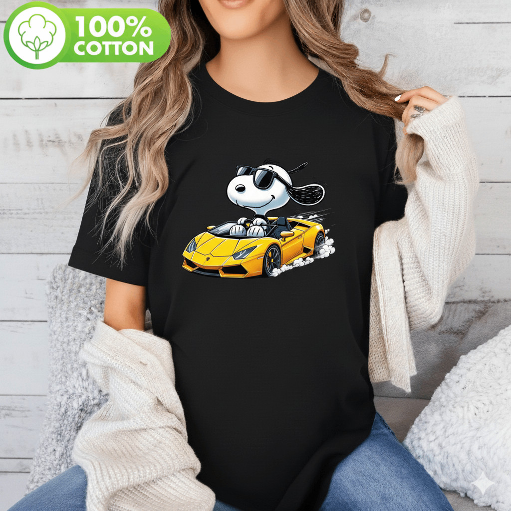Camiseta Unissex Snoopy Dirigindo Lamborghini Amarela Carro Cartoon Estampada Divertida Estilosa Descolada Casual