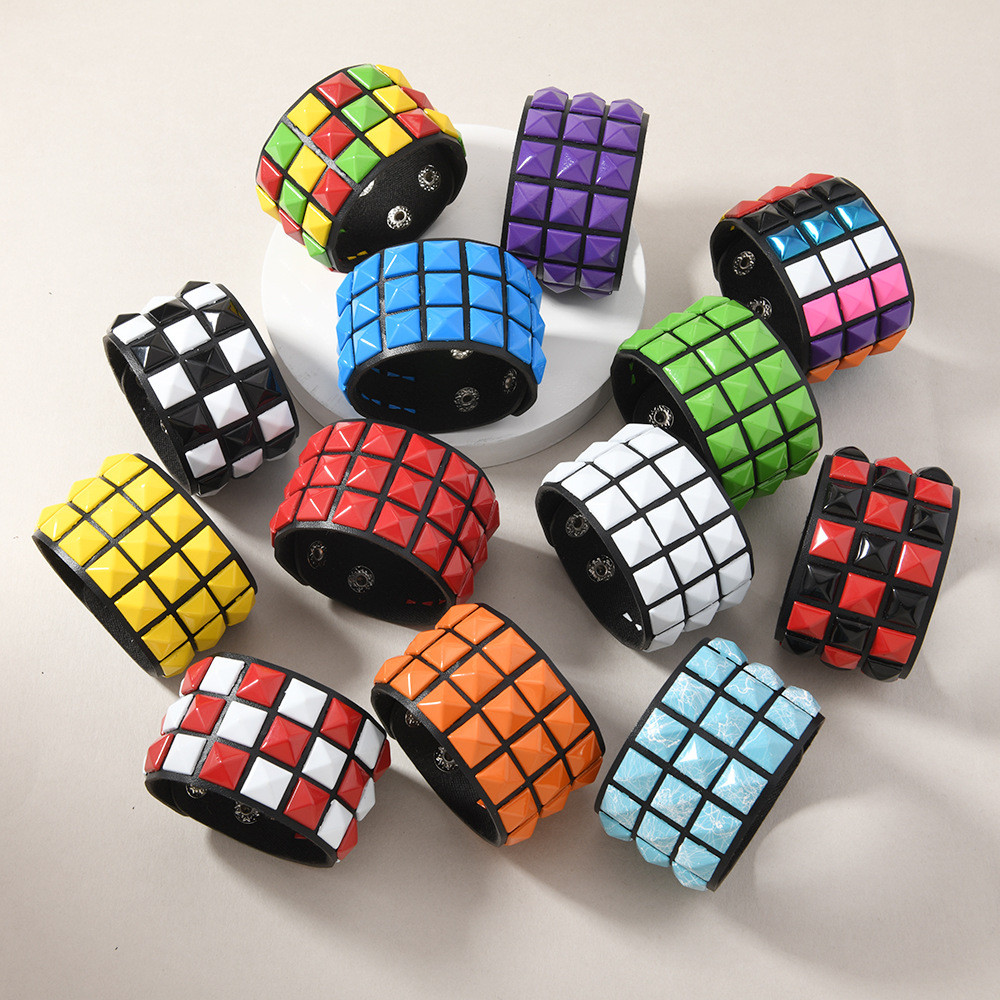 Pulseira Punk Colorida de Três Fileiras com Estudo Quadrado PU Canto Arredondado Pulseira Masculina Personalidade Rebite