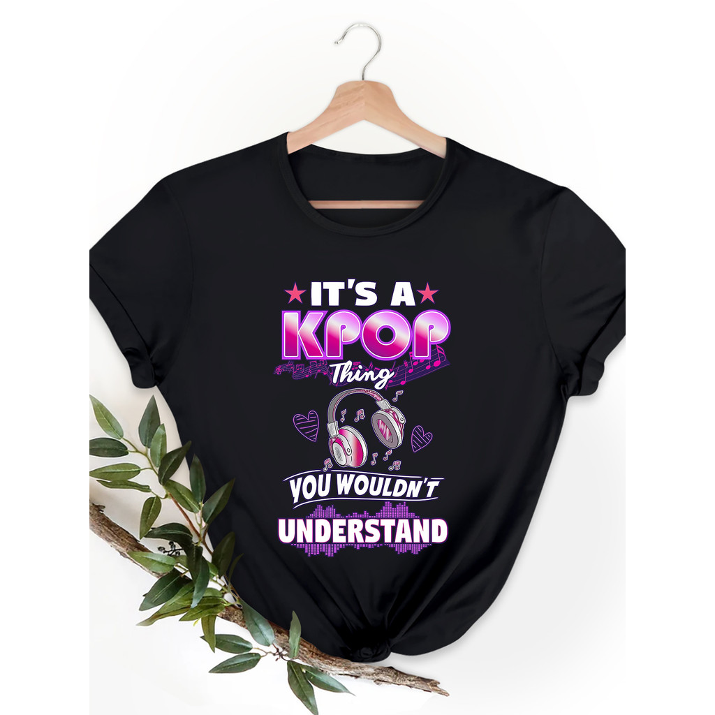 Camiseta Feminina Moderna Em Puro Algodão, Estampada Com A Chamativa Inscrição "KPOP" E Um Desenho De Fone De Ouvido