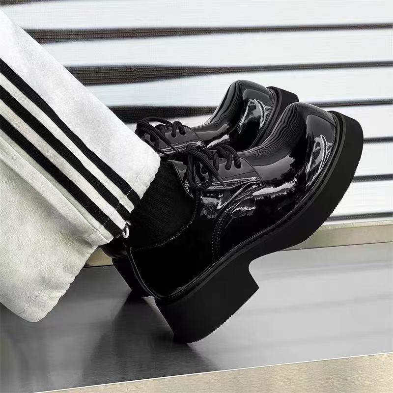 Preto brilhante Derby aumentado de sola grossa estilo britânico pequenos sapatos de couro All-Match Commuter escritório 