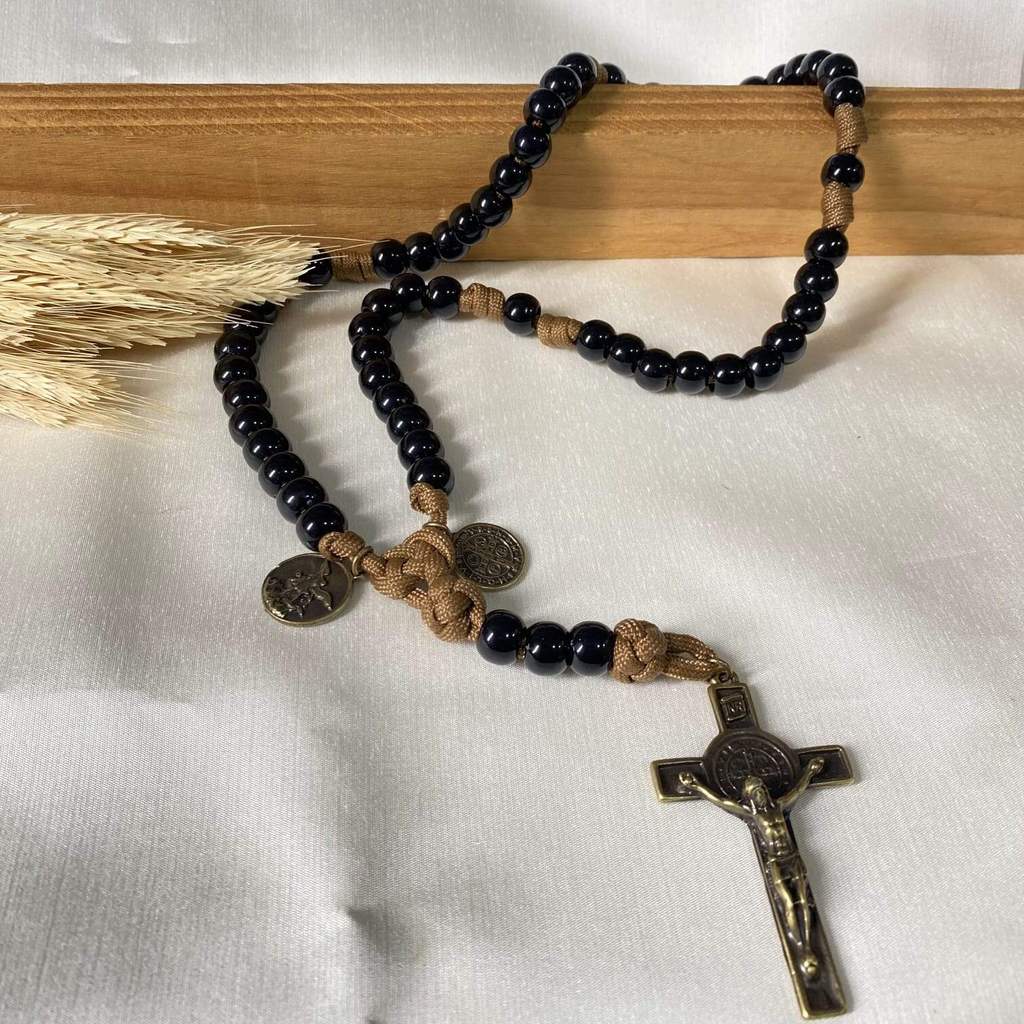 Terço de Paracord 550 Bege Medalha de São Bento e São Miguel  Preto Acrílico 12mm
