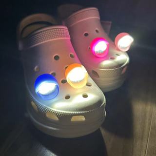 Farolzinho de LED/pisca pisca Pingente para Sapato Charm Pin Bottom (1 Par) em Oferta na Shopee
