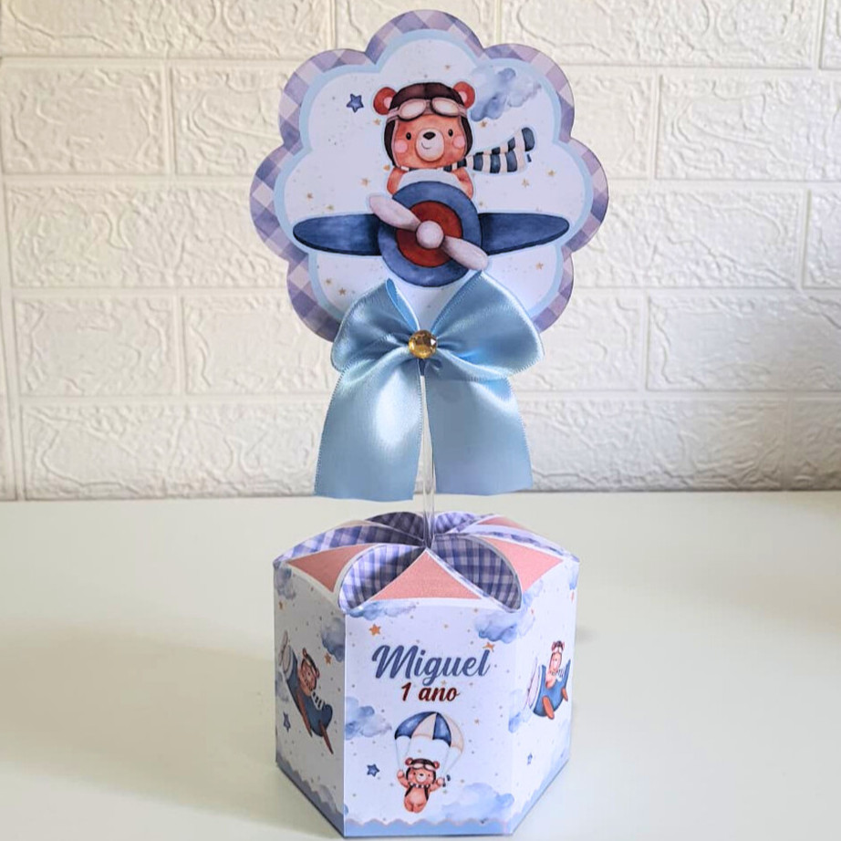 Enfeite de mesa - O TEMPO VOA - Centro de mesa personalizado URSINHO AVIADOR AQUARELA