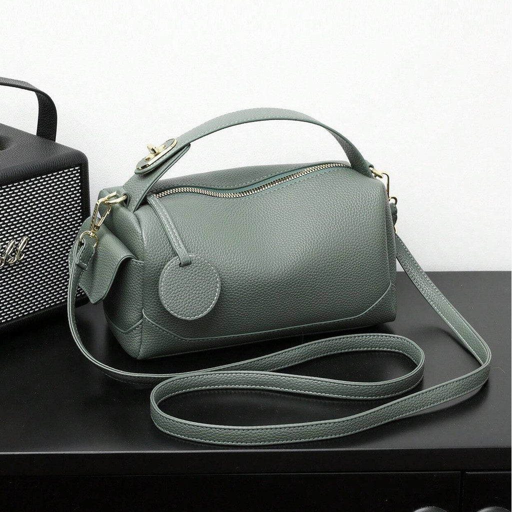 Bolsa Boston Pequena 2025 - PU Resistente Contraste, Preto/Marrom, Ideal para Dia a Dia